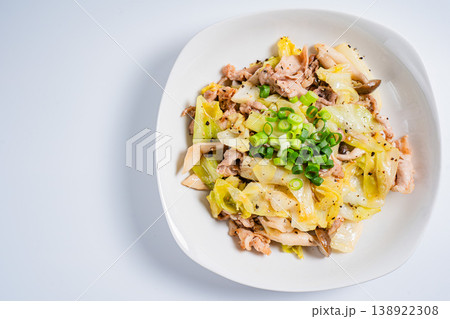 豚こま肉とキャベツの塩胡椒炒め しめじ入りの簡単炒め物 豚こま肉とキャベツの塩胡椒炒め しめじ入りの簡単炒め物 138922308