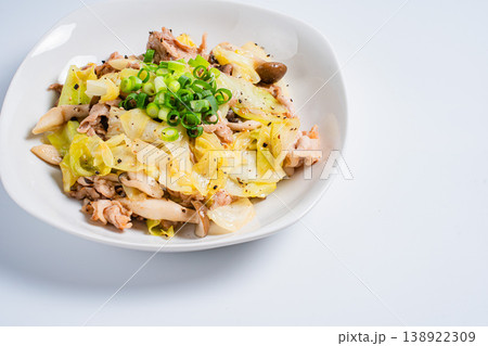 豚こま肉とキャベツの塩胡椒炒め しめじ入りの簡単炒め物 豚こま肉とキャベツの塩胡椒炒め しめじ入りの簡単炒め物 138922309