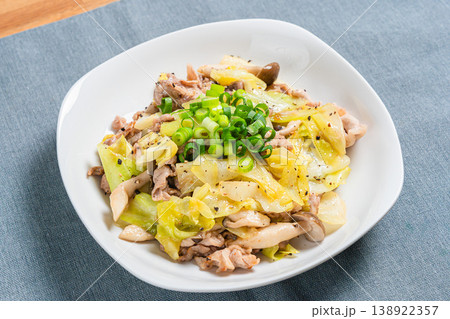 豚こま肉とキャベツの塩胡椒炒め しめじ入りの簡単炒め物 豚こま肉とキャベツの塩胡椒炒め しめじ入りの簡単炒め物 138922357