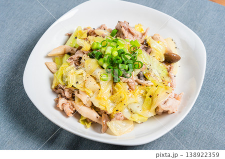豚こま肉とキャベツの塩胡椒炒め しめじ入りの簡単炒め物 138922359