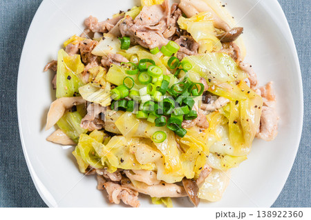 豚こま肉とキャベツの塩胡椒炒め しめじ入りの簡単炒め物 138922360
