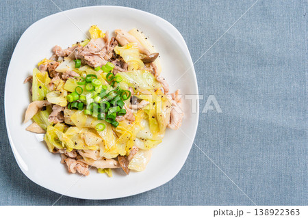 豚こま肉とキャベツの塩胡椒炒め しめじ入りの簡単炒め物 豚こま肉とキャベツの塩胡椒炒め しめじ入りの簡単炒め物 138922363