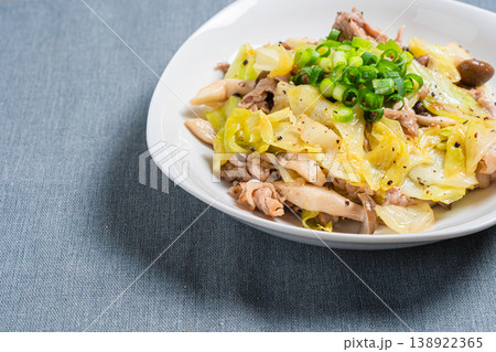 豚こま肉とキャベツの塩胡椒炒め しめじ入りの簡単炒め物 豚こま肉とキャベツの塩胡椒炒め しめじ入りの簡単炒め物 138922365