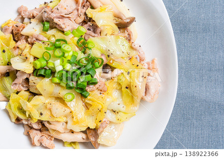 豚こま肉とキャベツの塩胡椒炒め しめじ入りの簡単炒め物 138922366