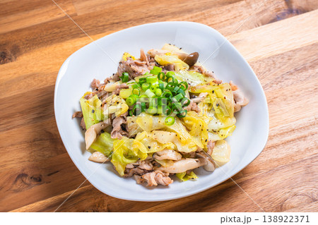 豚こま肉とキャベツの塩胡椒炒め しめじ入りの簡単炒め物 138922371
