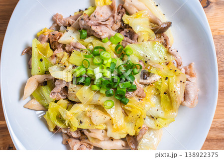 豚こま肉とキャベツの塩胡椒炒め しめじ入りの簡単炒め物 豚こま肉とキャベツの塩胡椒炒め しめじ入りの簡単炒め物 138922375