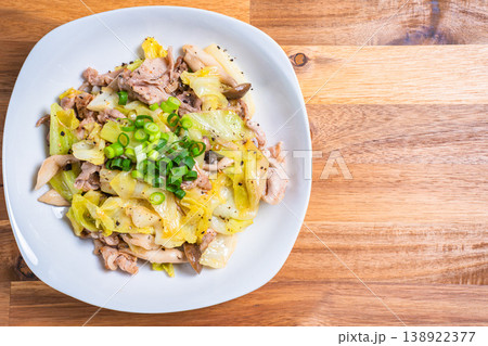 豚こま肉とキャベツの塩胡椒炒め しめじ入りの簡単炒め物 豚こま肉とキャベツの塩胡椒炒め しめじ入りの簡単炒め物 138922377