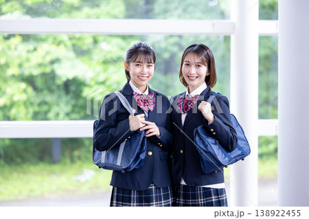 楽しそうにしている女子高校生 楽しそうにしている女子高校生 138922455