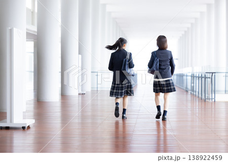 楽しそうにしている女子高校生 138922459