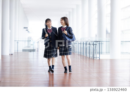 楽しそうにしている女子高校生 138922460