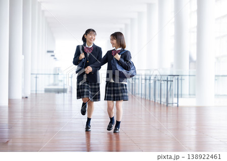 楽しそうにしている女子高校生 楽しそうにしている女子高校生 138922461