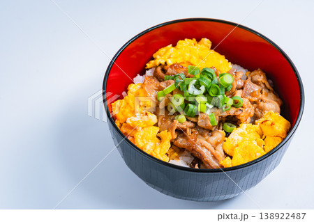 豚肉と卵の丼ぶり ふわふわ卵のスタミナどんぶり 豚肉と卵の丼ぶり ふわふわ卵のスタミナどんぶり 138922487