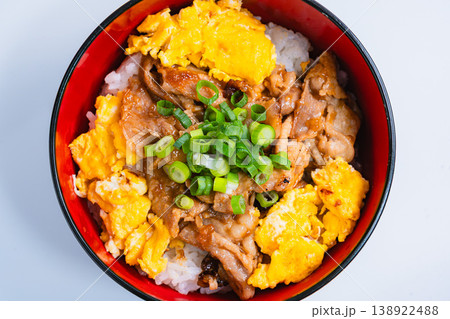 豚肉と卵の丼ぶり ふわふわ卵のスタミナどんぶり 138922488