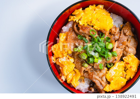 豚肉と卵の丼ぶり ふわふわ卵のスタミナどんぶり 138922491