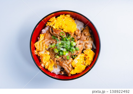 豚肉と卵の丼ぶり ふわふわ卵のスタミナどんぶり 138922492