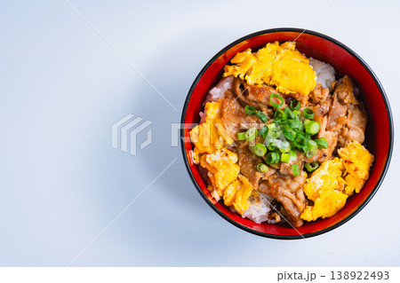 豚肉と卵の丼ぶり ふわふわ卵のスタミナどんぶり 豚肉と卵の丼ぶり ふわふわ卵のスタミナどんぶり 138922493