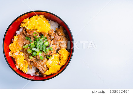 豚肉と卵の丼ぶり ふわふわ卵のスタミナどんぶり 138922494