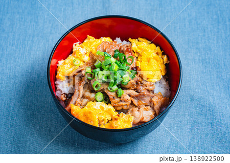 豚肉と卵の丼ぶり ふわふわ卵のスタミナどんぶり 138922500