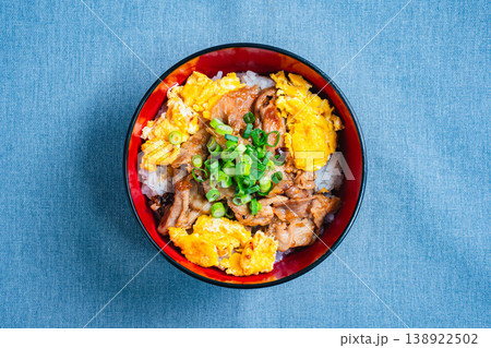 豚肉と卵の丼ぶり ふわふわ卵のスタミナどんぶり 豚肉と卵の丼ぶり ふわふわ卵のスタミナどんぶり 138922502