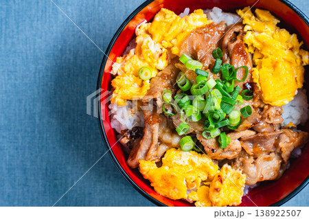 豚肉と卵の丼ぶり ふわふわ卵のスタミナどんぶり 138922507