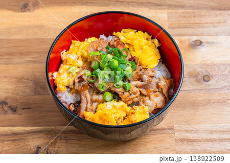 豚肉と卵の丼ぶり ふわふわ卵のスタミナどんぶり 138922509
