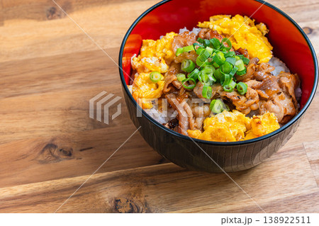豚肉と卵の丼ぶり ふわふわ卵のスタミナどんぶり 豚肉と卵の丼ぶり ふわふわ卵のスタミナどんぶり 138922511