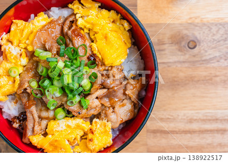豚肉と卵の丼ぶり ふわふわ卵のスタミナどんぶり 138922517