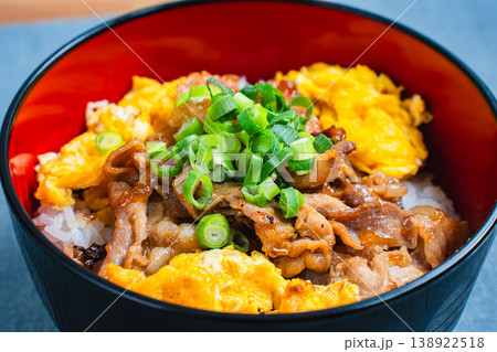 豚肉と卵の丼ぶり ふわふわ卵のスタミナどんぶり 138922518