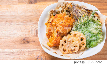 天ぷら盛り合わせ 鶏天 野菜天ぷらの和食料理 天ぷら盛り合わせ 鶏天 野菜天ぷらの和食料理 138922649