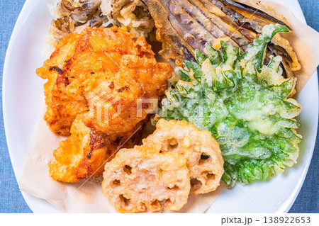 天ぷら盛り合わせ 鶏天 野菜天ぷらの和食料理 天ぷら盛り合わせ 鶏天 野菜天ぷらの和食料理 138922653