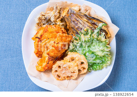 天ぷら盛り合わせ 鶏天 野菜天ぷらの和食料理 天ぷら盛り合わせ 鶏天 野菜天ぷらの和食料理 138922654