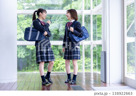 楽しそうにしている女子高校生 楽しそうにしている女子高校生 138922663
