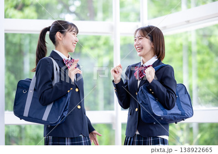 楽しそうにしている女子高校生 楽しそうにしている女子高校生 138922665