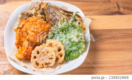 天ぷら盛り合わせ 鶏天 野菜天ぷらの和食料理 天ぷら盛り合わせ 鶏天 野菜天ぷらの和食料理 138922668