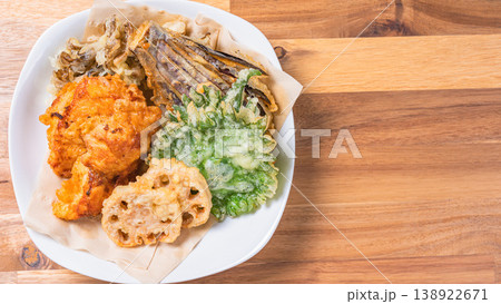 天ぷら盛り合わせ 鶏天 野菜天ぷらの和食料理 天ぷら盛り合わせ 鶏天 野菜天ぷらの和食料理 138922671