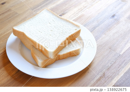 食パン - 食パンが用意された朝食のテーブル 食パン - 食パンが用意された朝食のテーブル 138922675