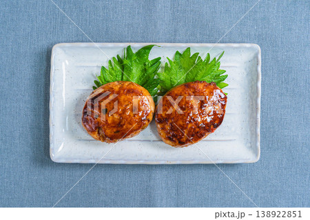鶏つくねハンバーグ 甘辛だれの和風鶏つくね 138922851