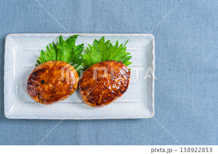 鶏つくねハンバーグ 甘辛だれの和風鶏つくね 鶏つくねハンバーグ 甘辛だれの和風鶏つくね 138922853