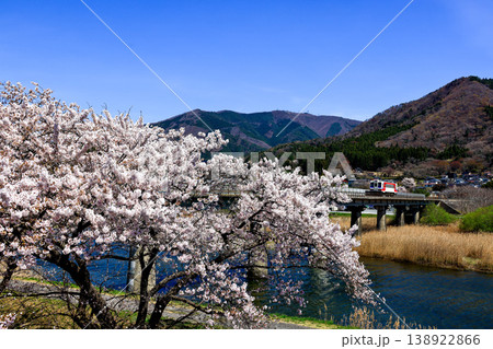 満開の桜と三陸鉄道 138922866