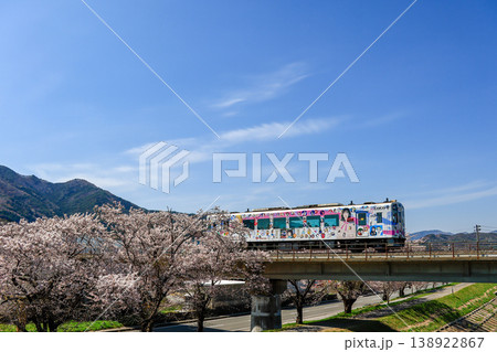 満開の桜と三陸鉄道 満開の桜と三陸鉄道 138922867