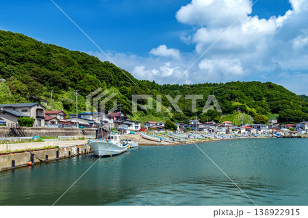 自然に囲まれた静かな漁村の風景 自然に囲まれた静かな漁村の風景 138922915