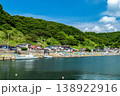 自然に囲まれた静かな漁村の風景 138922916