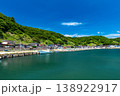 自然に囲まれた静かな漁村の風景 138922917