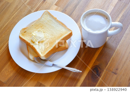 トーストとコーヒー(カフェオレ) - 焼きたてのトーストと、淹れたてのカフェオレの、朝食のテーブル トーストとコーヒー(カフェオレ) - 焼きたてのトーストと、淹れたてのカフェオレの、朝食のテーブル 138922940