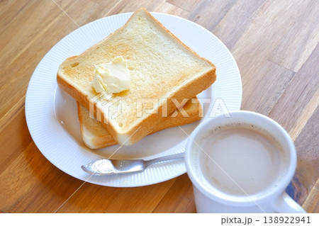 トーストとコーヒー(カフェオレ) - 焼きたてのトーストと、淹れたてのカフェオレの、朝食のテーブル トーストとコーヒー(カフェオレ) - 焼きたてのトーストと、淹れたてのカフェオレの、朝食のテーブル 138922941