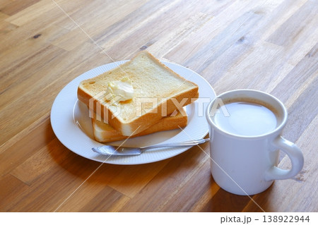 トーストとコーヒー（カフェオレ） - 焼きたてのトーストと、淹れたてのカフェオレの、朝食のテーブル 138922944