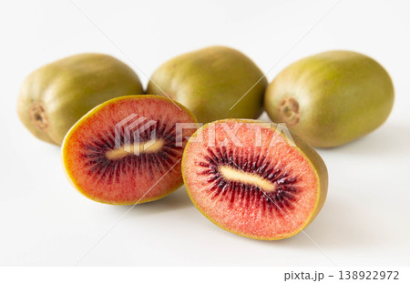 平べったい赤いキウイフルーツ　扁平キウイ　レッドキウイフルーツ　レッドキウイ　果物 138922972