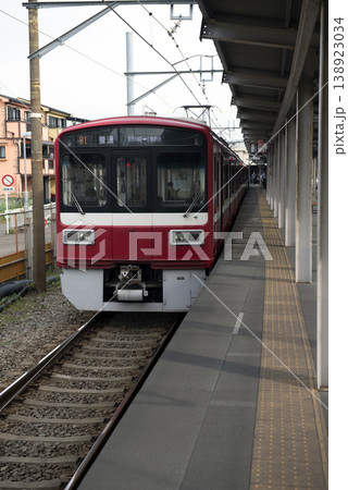 京浜急行小島新田駅に停車している電車 138923034