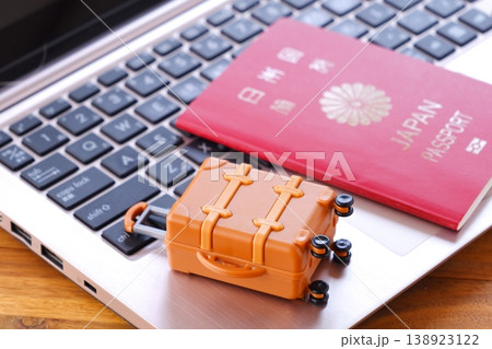 日本のパスポート（一般旅券10年用赤色）とスーツケースで、海外旅行に出発するイメージ 138923122