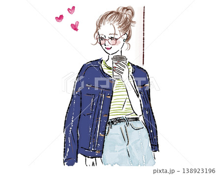 コーヒーカップを持つデニムジャケットの女性 138923196